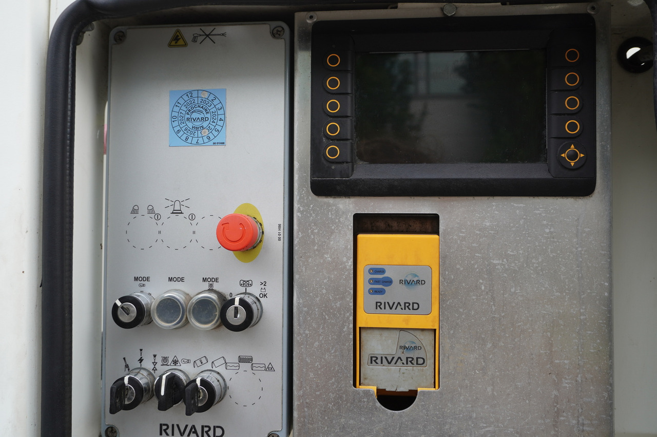 Caminhão limpa fossa MAN TGM 26.340 E6 / RIVARD sewage cleaner 11.8 m3 / 170 tho. km / steered axle: foto 12