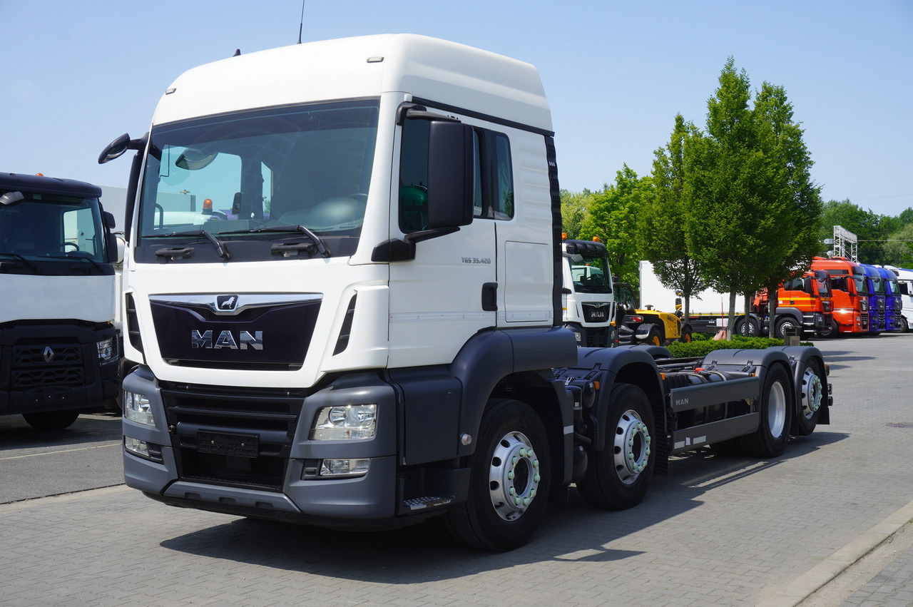 MAN TGS 35.420 8x2 / Chassis 6.4 m / 3 steered axles - Camião grua: foto 2 MAN TGS 35.420 8x2 / Chassis 6.4 m / 3 steered axles - Camião grua: foto 2