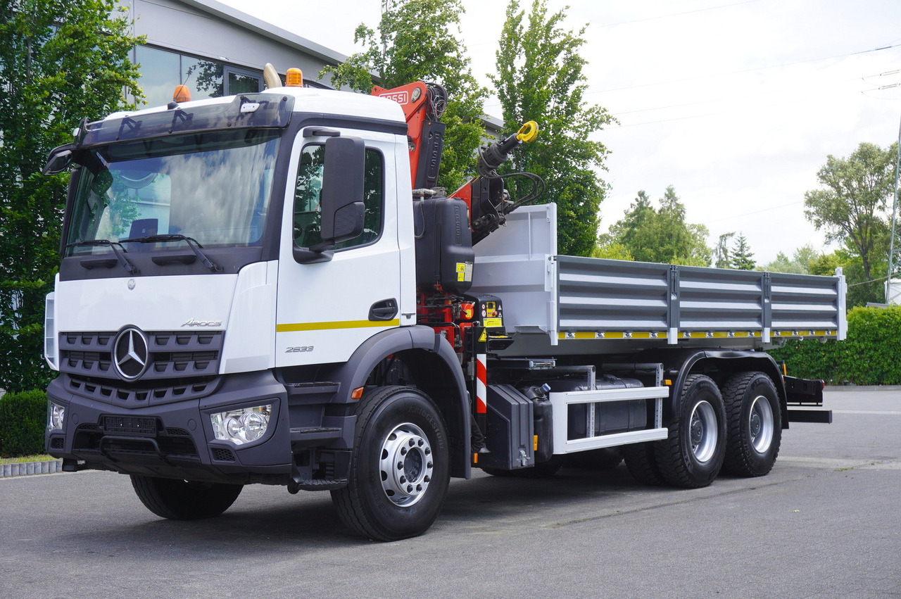 MERCEDES-BENZ AROCS 2633 6x4 / 5.5 T crane FASSI F135 / Tipper 15 EPAL - Camião de caixa aberta/ Plataforma, Camião grua: foto 2 MERCEDES-BENZ AROCS 2633 6x4 / 5.5 T crane FASSI F135 / Tipper 15 EPAL - Camião de caixa aberta/ Plataforma, Camião grua: foto 2