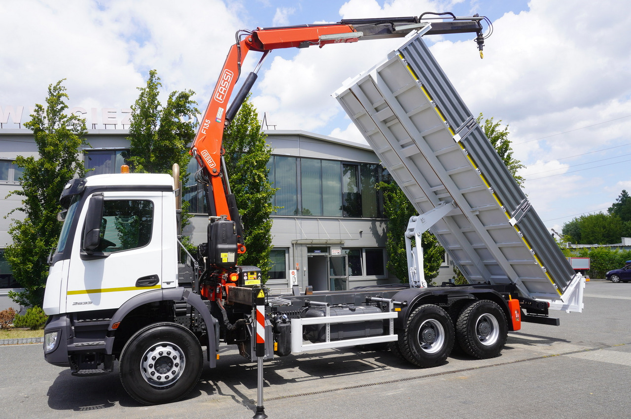 MERCEDES-BENZ AROCS 2633 6x4 / 5.5 T crane FASSI F135 / Tipper 15 EPAL - Camião de caixa aberta/ Plataforma, Camião grua: foto 5 MERCEDES-BENZ AROCS 2633 6x4 / 5.5 T crane FASSI F135 / Tipper 15 EPAL - Camião de caixa aberta/ Plataforma, Camião grua: foto 5