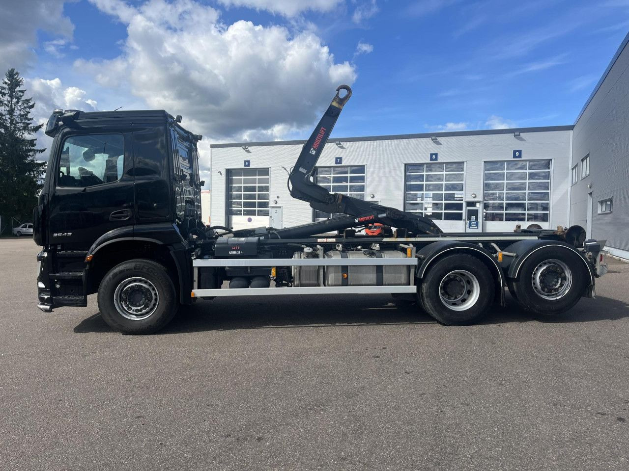 MERCEDES-BENZ Arocs 2543 6x2*4 / 21t Hooklift HIAB ULT21Z56 / 2022 - Camião polibenne: foto 1 MERCEDES-BENZ Arocs 2543 6x2*4 / 21t Hooklift HIAB ULT21Z56 / 2022 - Camião polibenne: foto 1