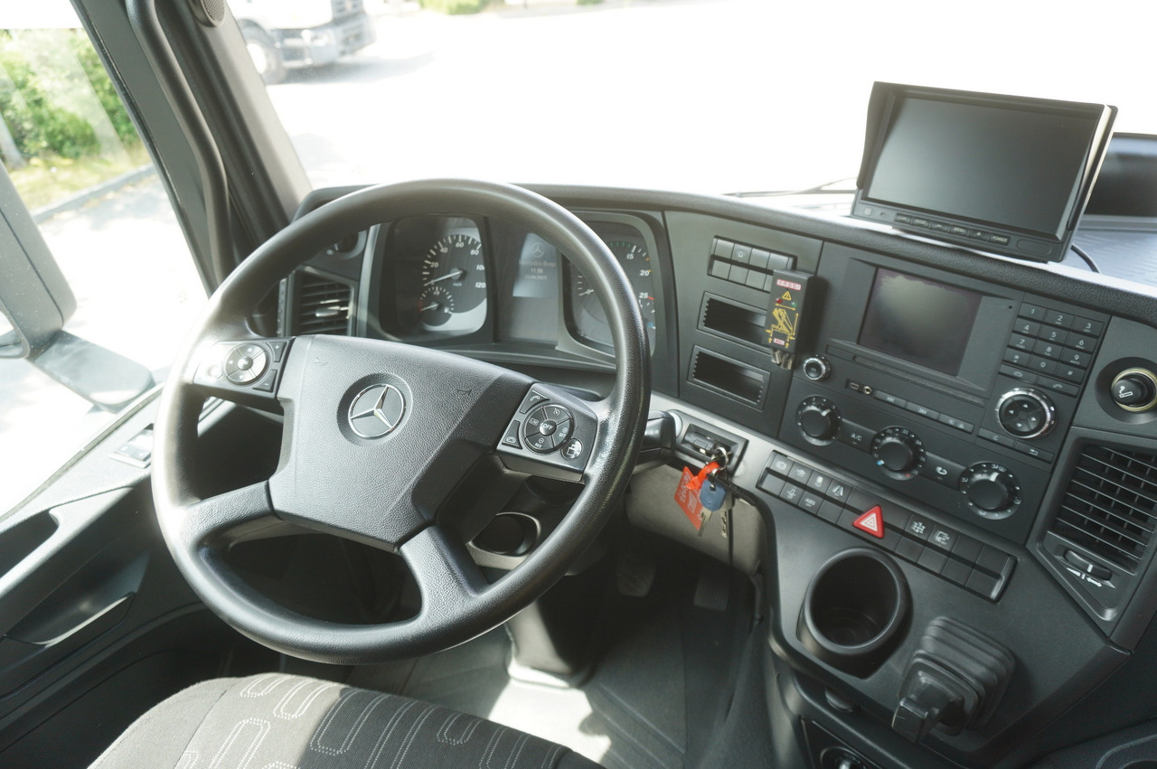 Camião grua MERCEDES-BENZ Arocs 2633 flatbed truck / Crane FASSI F155A.0.23 / REMOTE CONTROL / 230,000 km: foto 24