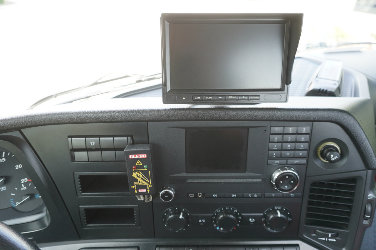 Camião grua MERCEDES-BENZ Arocs 2633 flatbed truck / Crane FASSI F155A.0.23 / REMOTE CONTROL / 230,000 km: foto 28