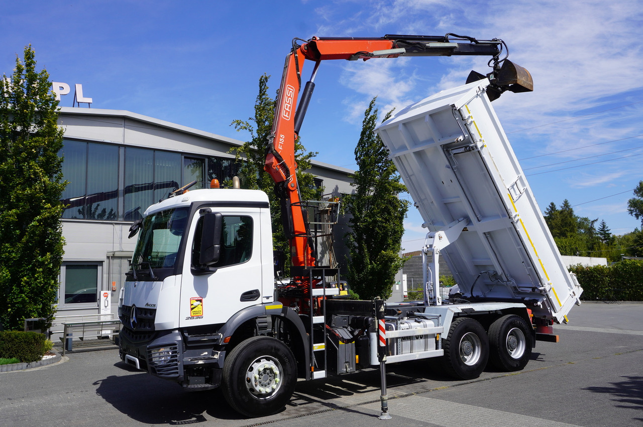 MERCEDES-BENZ Arocs 2636 / 6x4 / HDS Fassi / 3-Way Tipper / Bortmatic - Camião basculante, Camião grua: foto 1 MERCEDES-BENZ Arocs 2636 / 6x4 / HDS Fassi / 3-Way Tipper / Bortmatic - Camião basculante, Camião grua: foto 1