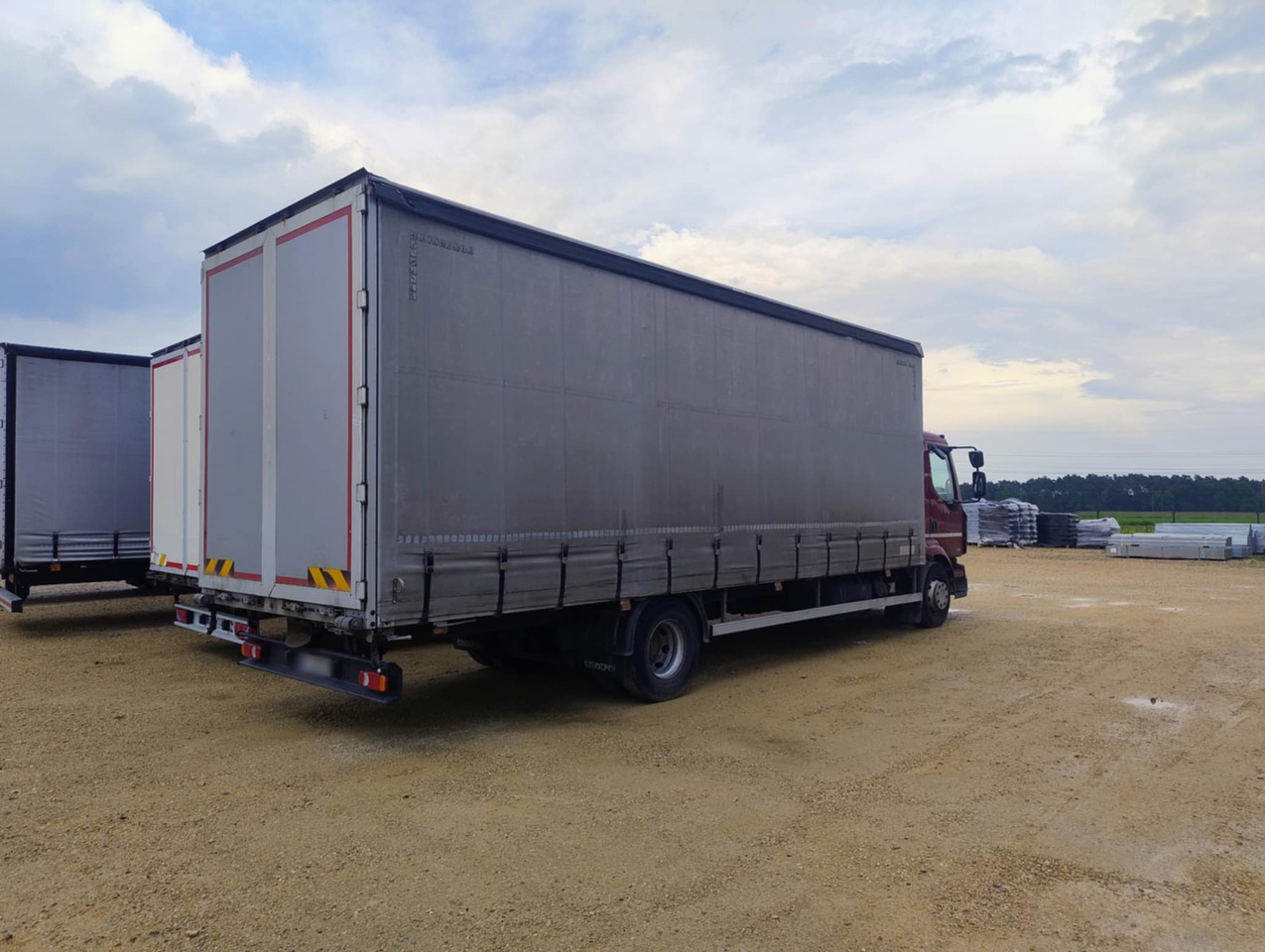 RENAULT Midlum 300 / Curtain 18 EPAL / Sleeping cab - Camião de lona: foto 3 RENAULT Midlum 300 / Curtain 18 EPAL / Sleeping cab - Camião de lona: foto 3