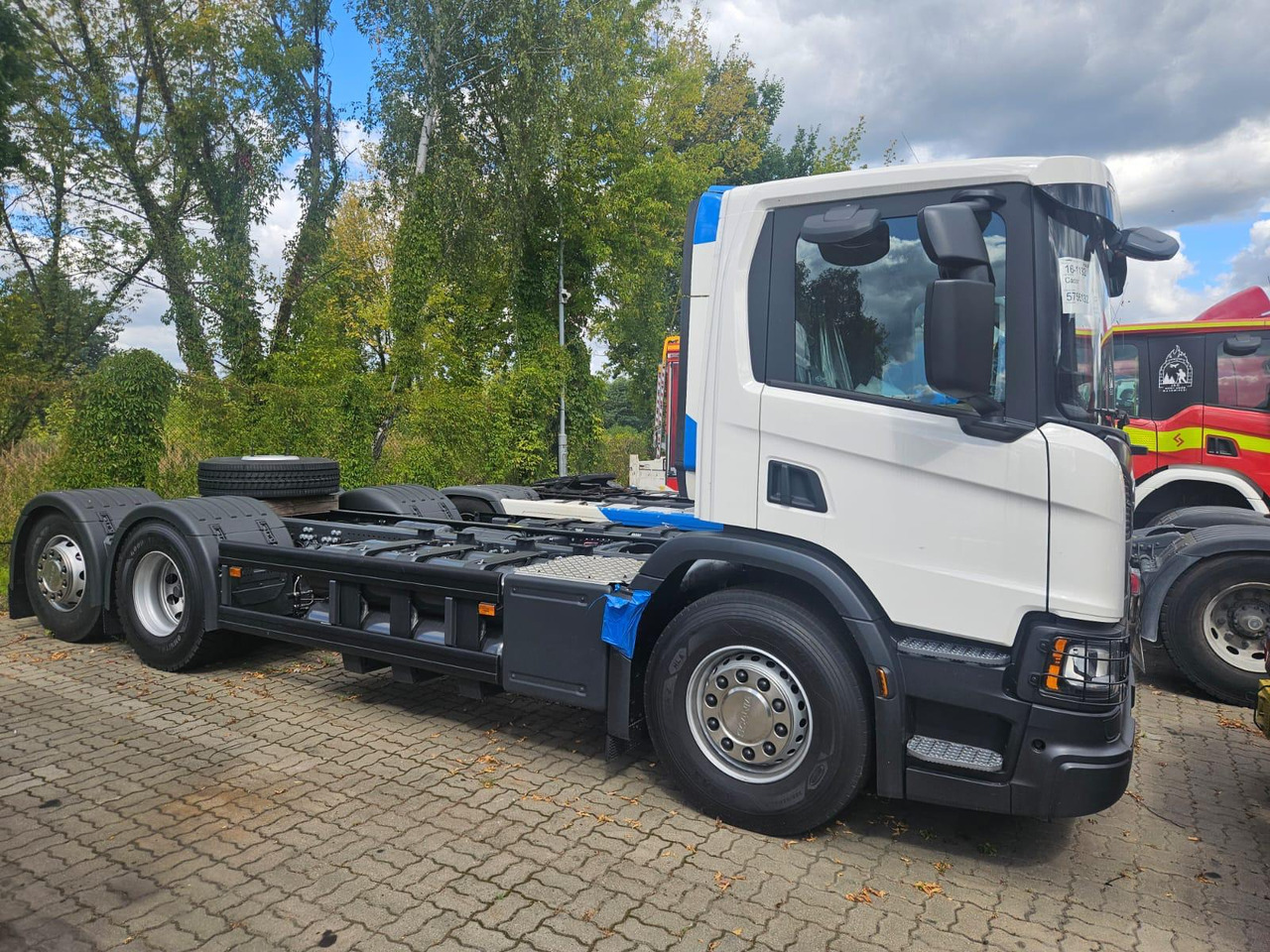 SCANIA P 340 B6x2*4NA / chassis frame / steering axle / CNG - Camião chassi: foto 3 SCANIA P 340 B6x2*4NA / chassis frame / steering axle / CNG - Camião chassi: foto 3