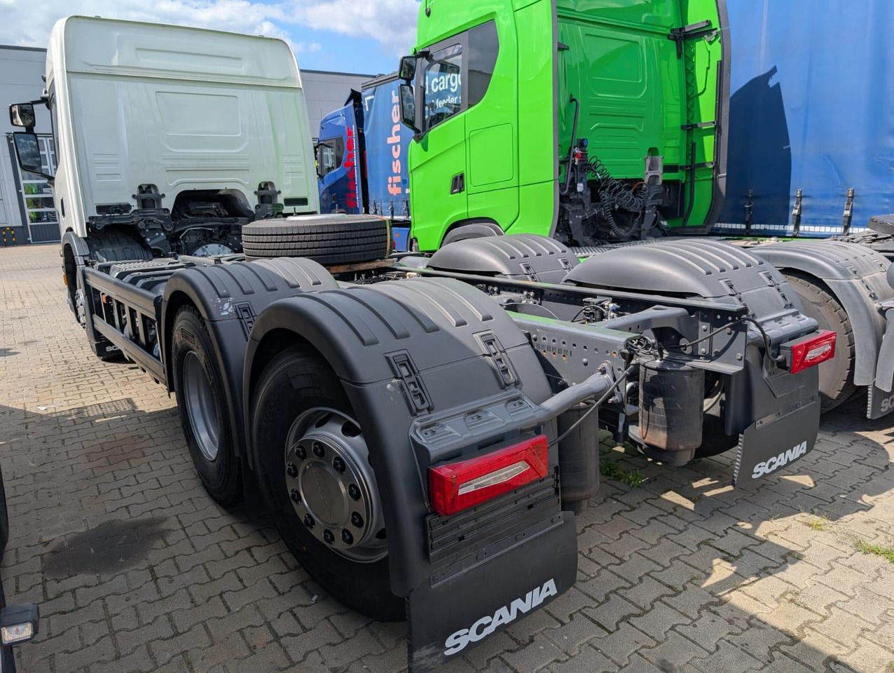SCANIA P 340 B6x2*4NA / chassis frame / steering axle / CNG / large cab / 8 units - Caminhão de lixo: foto 4 SCANIA P 340 B6x2*4NA / chassis frame / steering axle / CNG / large cab / 8 units - Caminhão de lixo: foto 4