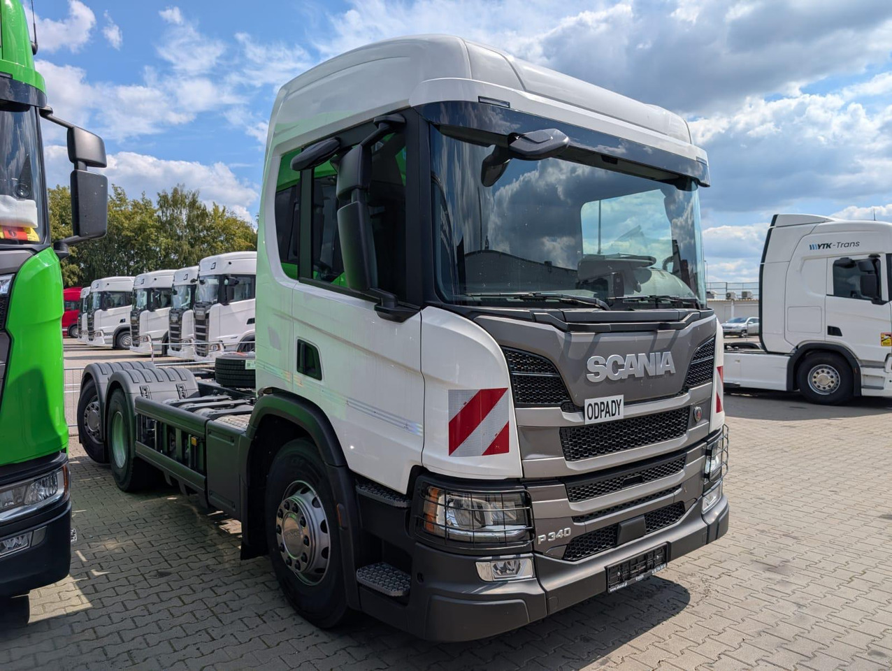 SCANIA P 340 B6x2*4NA / chassis frame / steering axle / CNG / large cab / 8 units - Caminhão de lixo: foto 2 SCANIA P 340 B6x2*4NA / chassis frame / steering axle / CNG / large cab / 8 units - Caminhão de lixo: foto 2