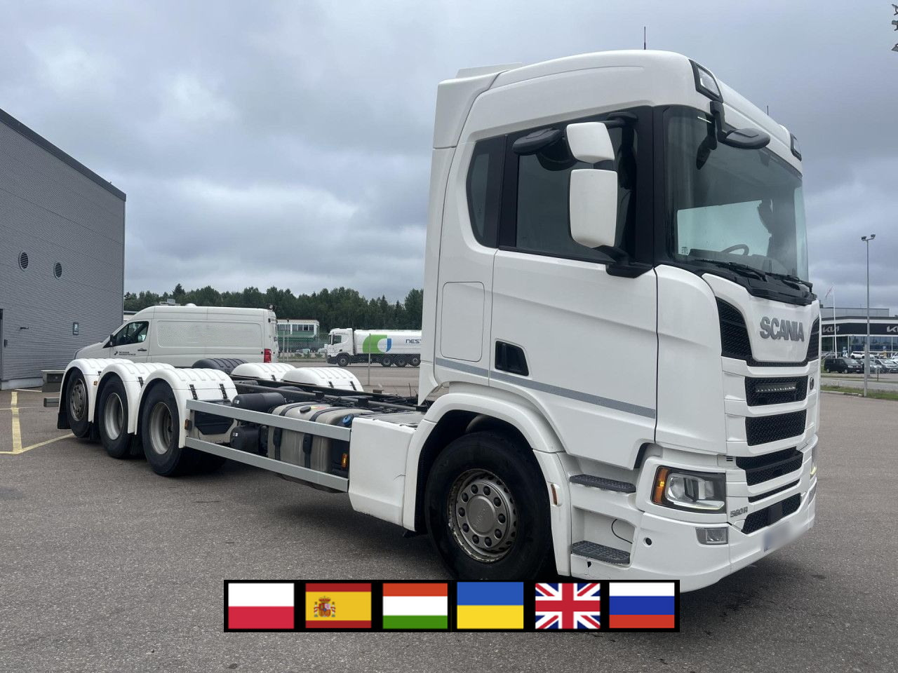 SCANIA R560 B8x4*4 / Chassis / sleeper cab / Power take-off - Camião chassi: foto 1 SCANIA R560 B8x4*4 / Chassis / sleeper cab / Power take-off - Camião chassi: foto 1