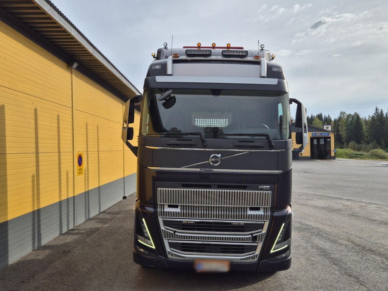 VOLVO FH 750 8x4 / 2 lifted axles / timber truck - Camião grua: foto 5 VOLVO FH 750 8x4 / 2 lifted axles / timber truck - Camião grua: foto 5