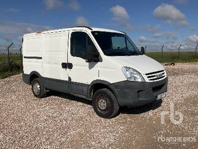 IVECO 35S10 4x2 - Camião furgão: foto 4 IVECO 35S10 4x2 - Camião furgão: foto 4