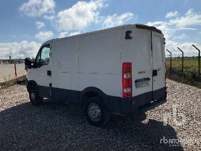 IVECO 35S10 4x2 - Camião furgão: foto 2 IVECO 35S10 4x2 - Camião furgão: foto 2