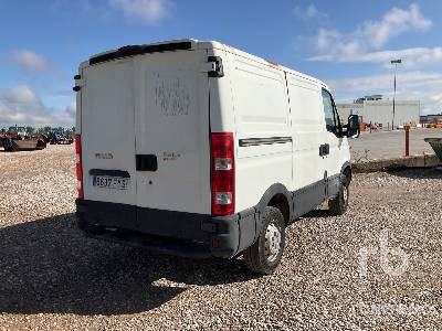 IVECO 35S10 4x2 - Camião furgão: foto 3 IVECO 35S10 4x2 - Camião furgão: foto 3