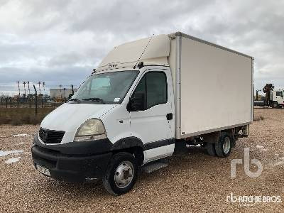 RENAULT 120.35 4x2 - Camião furgão: foto 1 RENAULT 120.35 4x2 - Camião furgão: foto 1