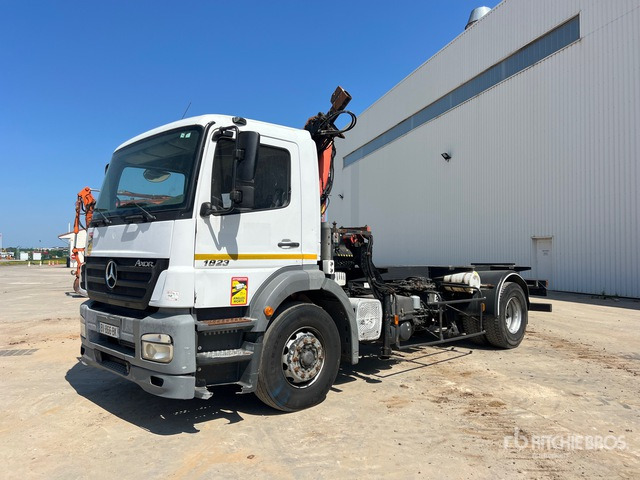2006 Mercedes-Benz Axor 1823 4x2 Chassis Cabine Avec Grue 4x2 Cab and Chassis - Camião chassi, Camião grua: foto 2 2006 Mercedes-Benz Axor 1823 4x2 Chassis Cabine Avec Grue 4x2 Cab and Chassis - Camião chassi, Camião grua: foto 2