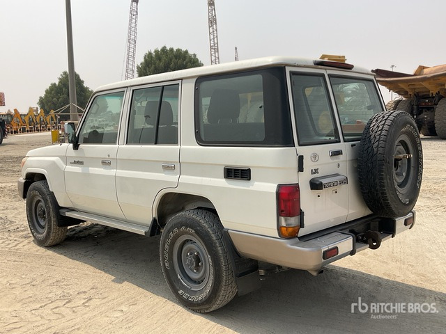 2011 Toyota Land Cruiser LX 76R 4x4 SUV - SUV: foto 3 2011 Toyota Land Cruiser LX 76R 4x4 SUV - SUV: foto 3