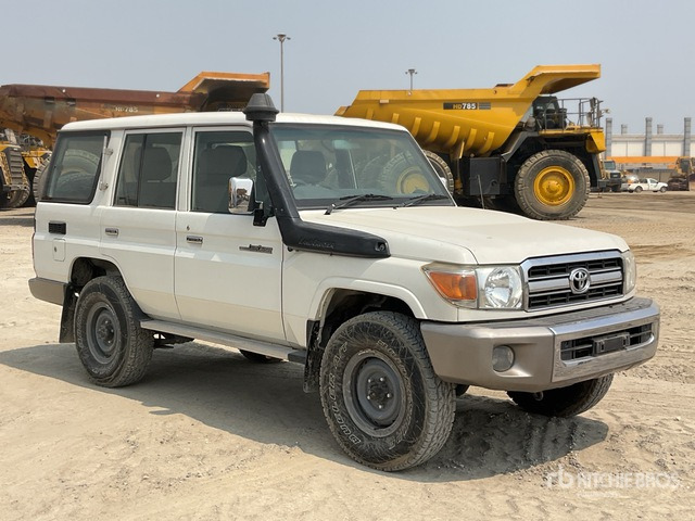 2011 Toyota Land Cruiser LX 76R 4x4 SUV - SUV: foto 2 2011 Toyota Land Cruiser LX 76R 4x4 SUV - SUV: foto 2
