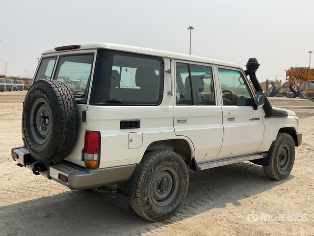 2011 Toyota Land Cruiser LX 76R 4x4 SUV - SUV: foto 4 2011 Toyota Land Cruiser LX 76R 4x4 SUV - SUV: foto 4