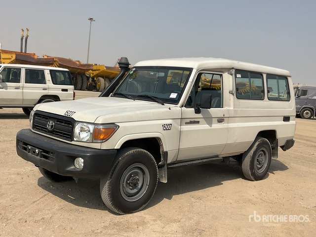 2013 Toyota Land Cruiser 78L 4x4 SUV - SUV: foto 2 2013 Toyota Land Cruiser 78L 4x4 SUV - SUV: foto 2