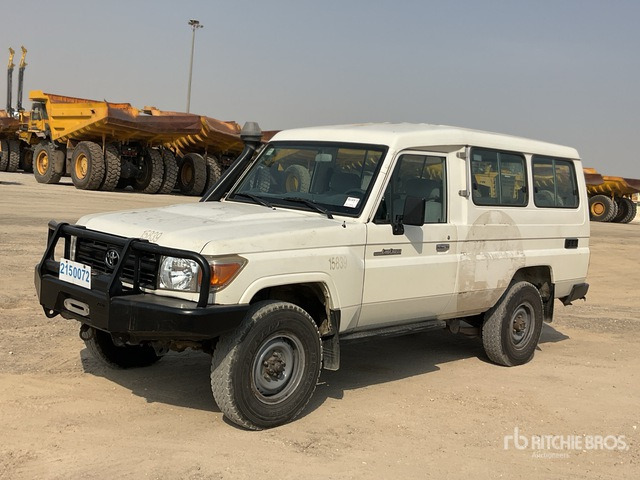 2014 Toyota Land Cruiser 78L 4x4 SUV - SUV: foto 2 2014 Toyota Land Cruiser 78L 4x4 SUV - SUV: foto 2
