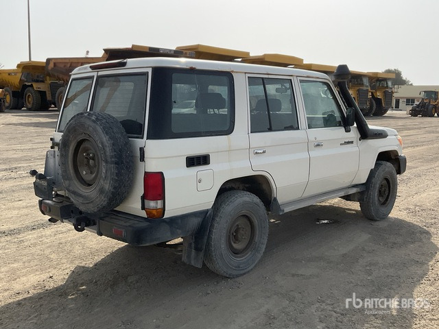 2018 Toyota Land Cruiser 76L 4x4 SUV - SUV: foto 3 2018 Toyota Land Cruiser 76L 4x4 SUV - SUV: foto 3