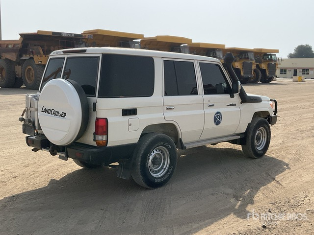2021 Toyota Land Cruiser 76L 4x4 SUV - SUV: foto 4 2021 Toyota Land Cruiser 76L 4x4 SUV - SUV: foto 4