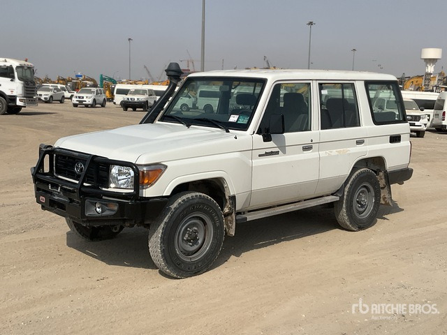 2021 Toyota Land Cruiser 76L 4x4 SUV - SUV: foto 1 2021 Toyota Land Cruiser 76L 4x4 SUV - SUV: foto 1