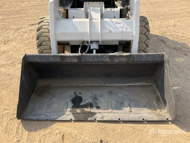 Bobcat S130 Skid Steer Loader - Mini pá carregadora: foto 5 Bobcat S130 Skid Steer Loader - Mini pá carregadora: foto 5