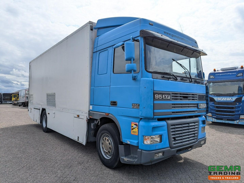 DAF XF95.430 4x2 Spacecab Euro2 - Retarder - Geslotenbak 7.7m - Handgeschakeld - Vangmuil - Camião furgão: foto 2 DAF XF95.430 4x2 Spacecab Euro2 - Retarder - Geslotenbak 7.7m - Handgeschakeld - Vangmuil - Camião furgão: foto 2