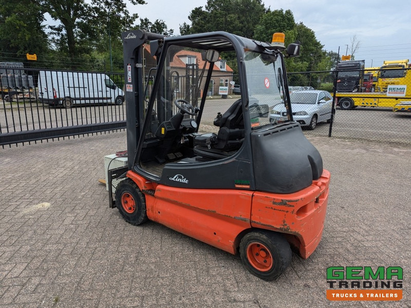 Linde E30 02 - 4058 uur - Duplex Mast - Volrubber Banden - Eurotron 80V-80A Oplader (M34) - Empilhadeira elétrica: foto 4 Linde E30 02 - 4058 uur - Duplex Mast - Volrubber Banden - Eurotron 80V-80A Oplader (M34) - Empilhadeira elétrica: foto 4