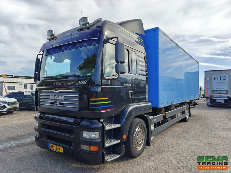 MAN TGA 18.310 4x2 LX Euro3 - Handgeschakeld ZF16 - BDF/VerhuisBak + Laadklep 2000KG - 207.000km - 12/2025 APK - Camião transportador de contêineres/ Caixa móvel: foto 1 MAN TGA 18.310 4x2 LX Euro3 - Handgeschakeld ZF16 - BDF/VerhuisBak + Laadklep 2000KG - 207.000km - 12/2025 APK - Camião transportador de contêineres/ Caixa móvel: foto 1