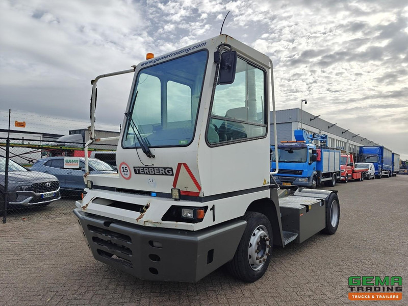 Terberg YT222 Gereviseerde Allison Versnellingsbak - Schotel 27T - Vangmuil - Cummins - Landbouw Kenteken 40km/h - Tractor de terminal: foto 1 Terberg YT222 Gereviseerde Allison Versnellingsbak - Schotel 27T - Vangmuil - Cummins - Landbouw Kenteken 40km/h - Tractor de terminal: foto 1