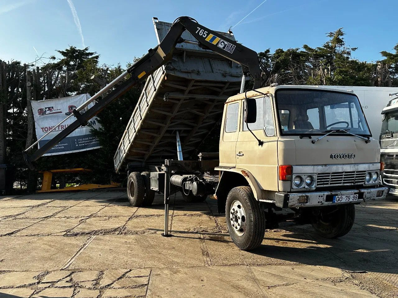 Toyota HINO 14T 4X2 Tipper+Crane Hiab 765 Spring/Spring - Camião basculante: foto 1 Toyota HINO 14T 4X2 Tipper+Crane Hiab 765 Spring/Spring - Camião basculante: foto 1