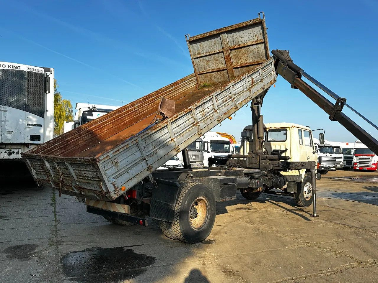 Toyota HINO 14T 4X2 Tipper+Crane Hiab 765 Spring/Spring - Camião basculante: foto 4 Toyota HINO 14T 4X2 Tipper+Crane Hiab 765 Spring/Spring - Camião basculante: foto 4