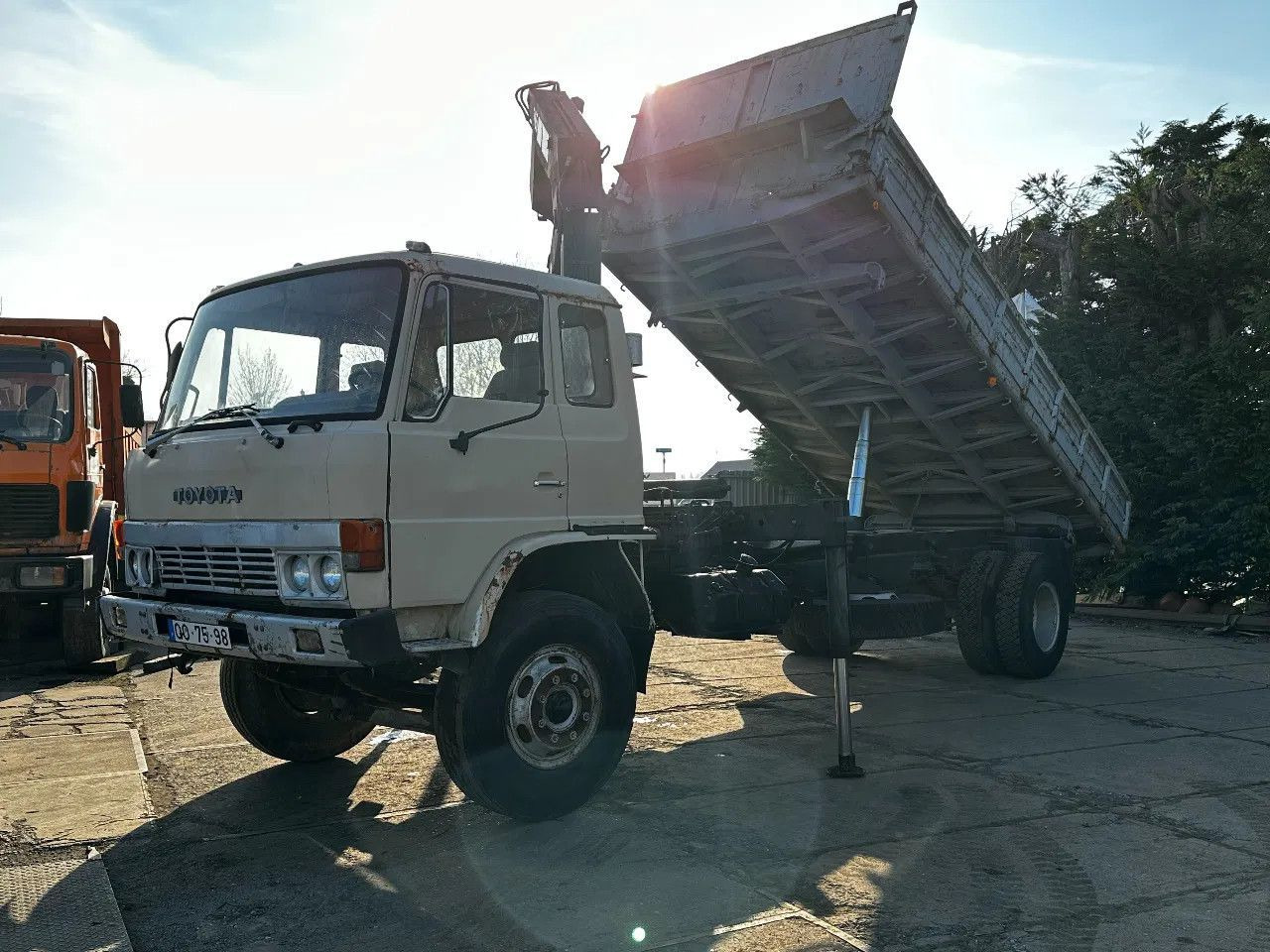 Toyota HINO 14T 4X2 Tipper+Crane Hiab 765 Spring/Spring - Camião basculante: foto 2 Toyota HINO 14T 4X2 Tipper+Crane Hiab 765 Spring/Spring - Camião basculante: foto 2