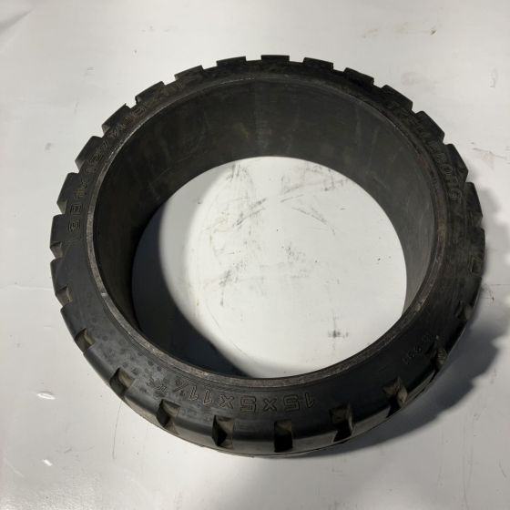 2X trelleborg 15x5x11 1/4 tyres - Direcção por Equipamento de movimentação: foto 1 2X trelleborg 15x5x11 1/4 tyres - Direcção por Equipamento de movimentação: foto 1