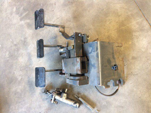 Accelerator and brake pedals for Linde R12C, Series 115-C - Pedal por Equipamento de movimentação: foto 1 Accelerator and brake pedals for Linde R12C, Series 115-C - Pedal por Equipamento de movimentação: foto 1