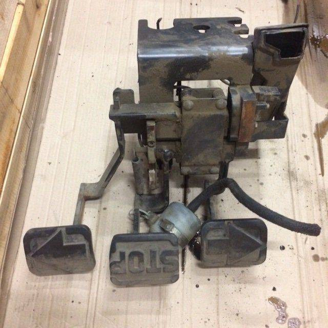 Accelerator & brake for Linde R14, Series115 - Pedal por Equipamento de movimentação: foto 1 Accelerator & brake for Linde R14, Series115 - Pedal por Equipamento de movimentação: foto 1