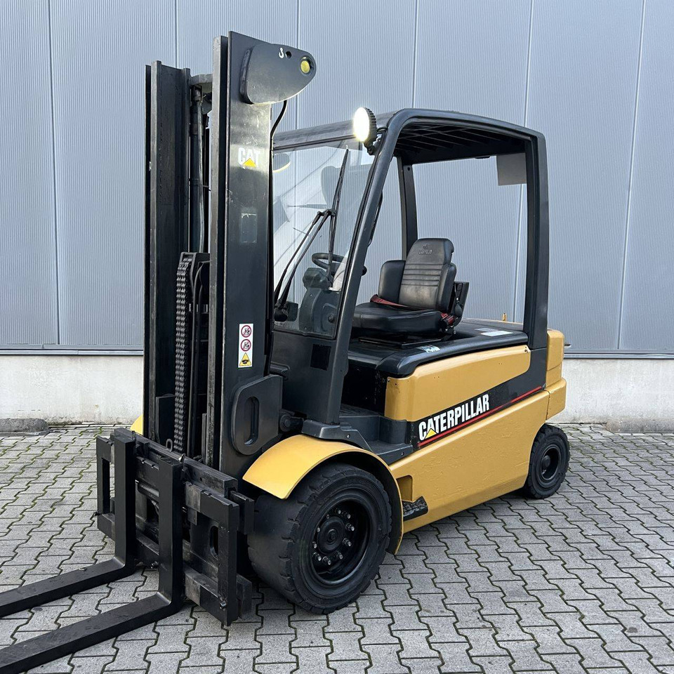 Caterpillar EP50 - Empilhadeira elétrica: foto 1 Caterpillar EP50 - Empilhadeira elétrica: foto 1