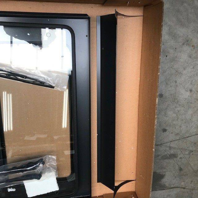FRONT + ROOF PANEL FOR KOMATSU - Vidro e peças por Equipamento de movimentação: foto 5 FRONT + ROOF PANEL FOR KOMATSU - Vidro e peças por Equipamento de movimentação: foto 5