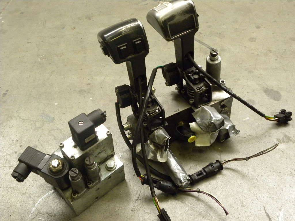 Hydraulic Consol with 2 hydraulic levers for Jungheinrich - Válvula hidráulica por Equipamento de movimentação: foto 1 Hydraulic Consol with 2 hydraulic levers for Jungheinrich - Válvula hidráulica por Equipamento de movimentação: foto 1