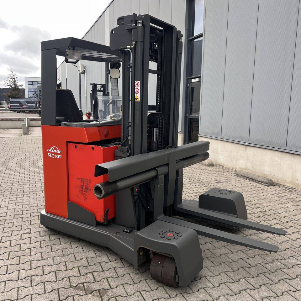 Linde R25F - Empilhador de 4 vias: foto 3 Linde R25F - Empilhador de 4 vias: foto 3