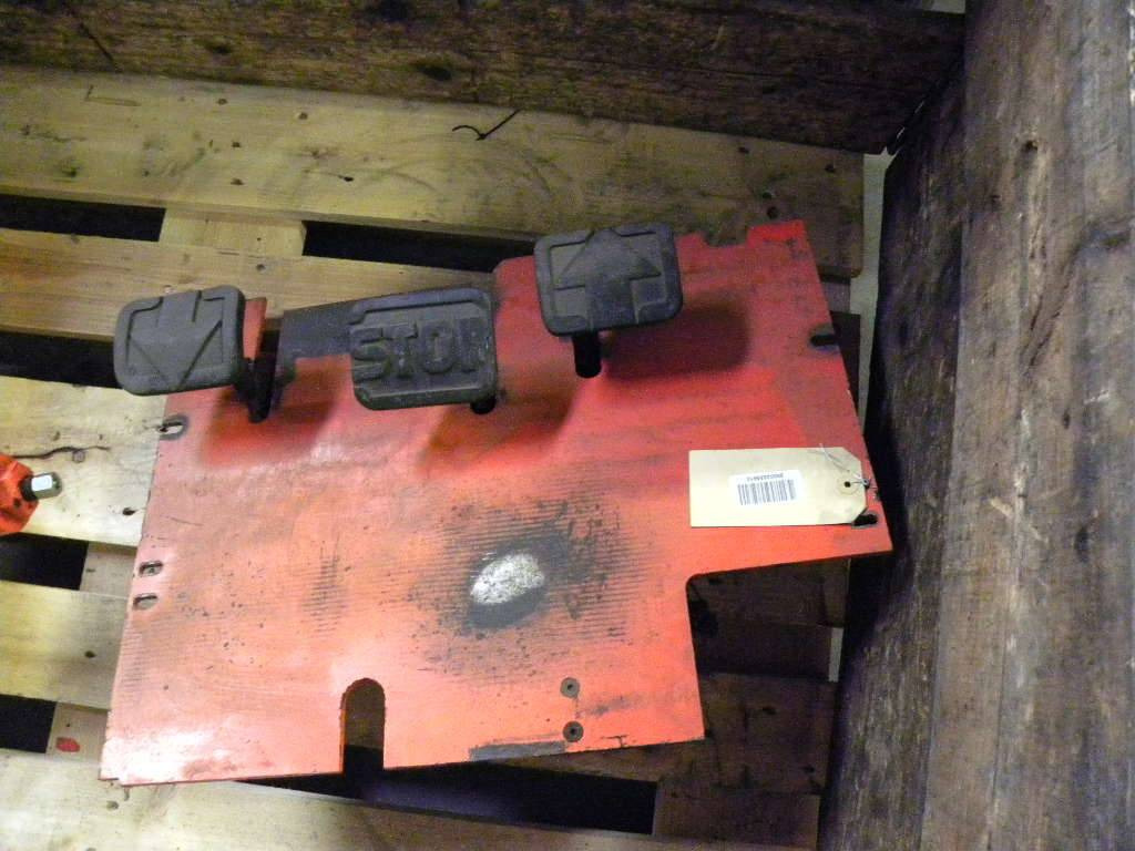 Plate floor for Linde E15-18-02, Series 322 - Pedal por Equipamento de movimentação: foto 1 Plate floor for Linde E15-18-02, Series 322 - Pedal por Equipamento de movimentação: foto 1