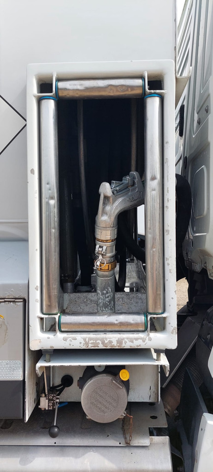 MERCEDES Antos - Caminhão tanque: foto 3 MERCEDES Antos - Caminhão tanque: foto 3