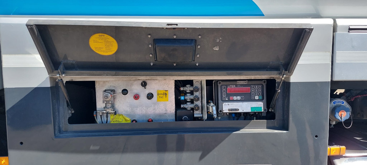 MERCEDES Antos - Caminhão tanque: foto 2 MERCEDES Antos - Caminhão tanque: foto 2