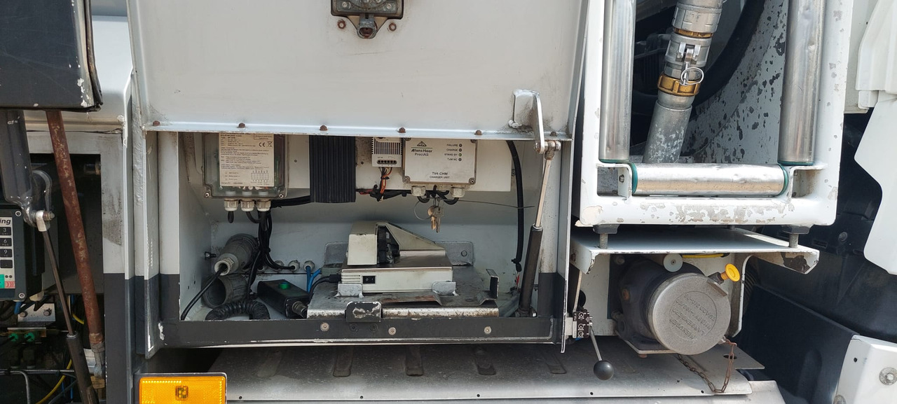 MERCEDES Antos - Caminhão tanque: foto 2 MERCEDES Antos - Caminhão tanque: foto 2