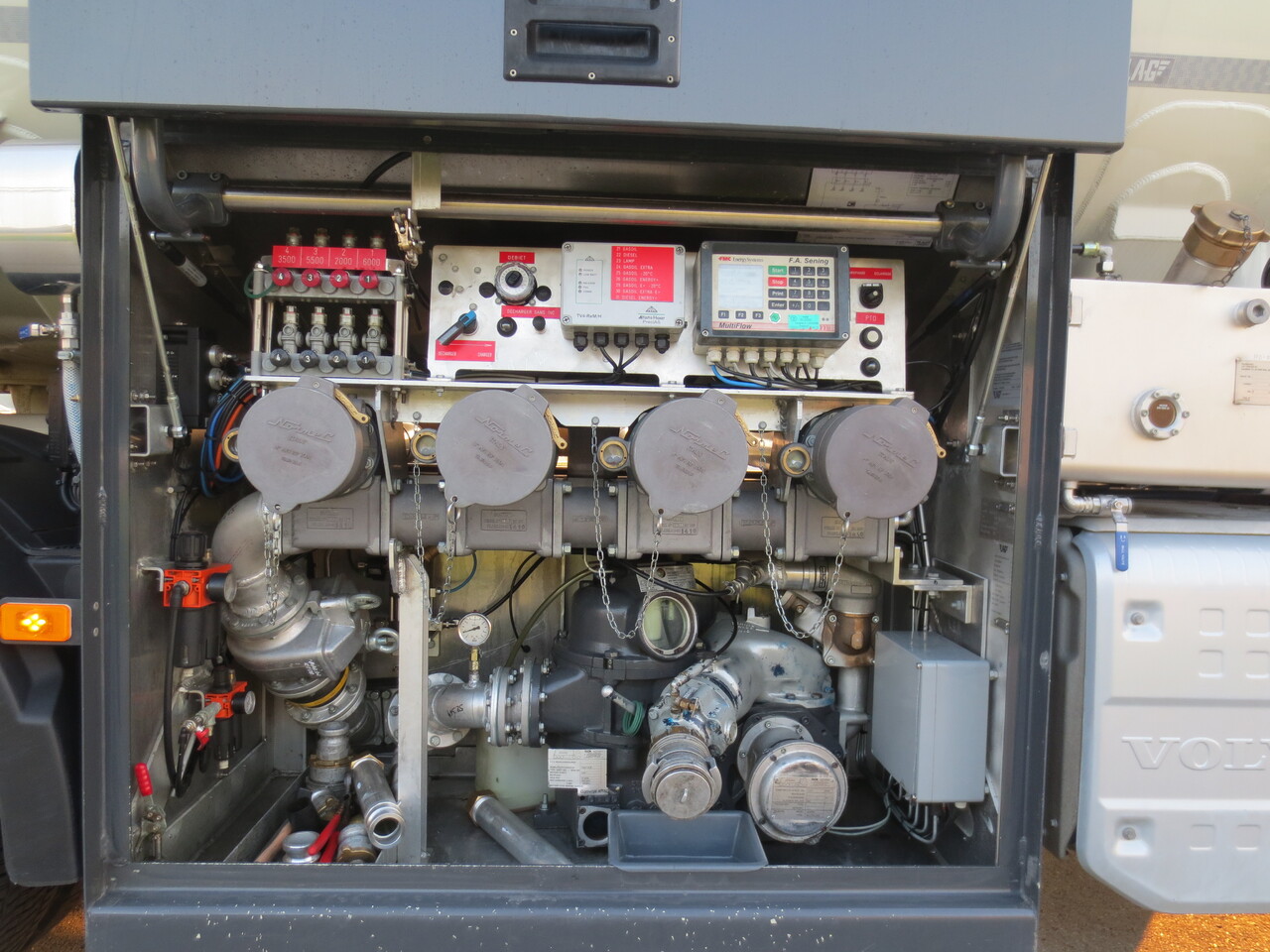 VOLVO FM - Caminhão tanque: foto 5 VOLVO FM - Caminhão tanque: foto 5