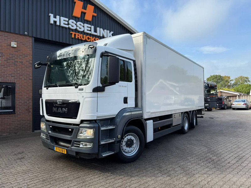 MAN TGS 26.320 Koffer Stuuras AHK 3.000KG LBW 353.980KM! NL Truck APK/TUV 11-03-2026 - Camião furgão: foto 1 MAN TGS 26.320 Koffer Stuuras AHK 3.000KG LBW 353.980KM! NL Truck APK/TUV 11-03-2026 - Camião furgão: foto 1