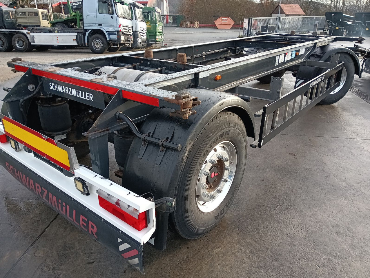 Schwarzmüller 2-A BDF 1,22/1,32 ALCOA Alufelgen ADR 120tkm TÜV Schwarzmüller 2-A BDF 1,22/1,32 ALCOA Alufelgen ADR 120tkm TÜV - Reboque transportador de contêineres/ Caixa móvel: foto 3 Schwarzmüller 2-A BDF 1,22/1,32 ALCOA Alufelgen ADR 120tkm TÜV Schwarzmüller 2-A BDF 1,22/1,32 ALCOA Alufelgen ADR 120tkm TÜV - Reboque transportador de contêineres/ Caixa móvel: foto 3