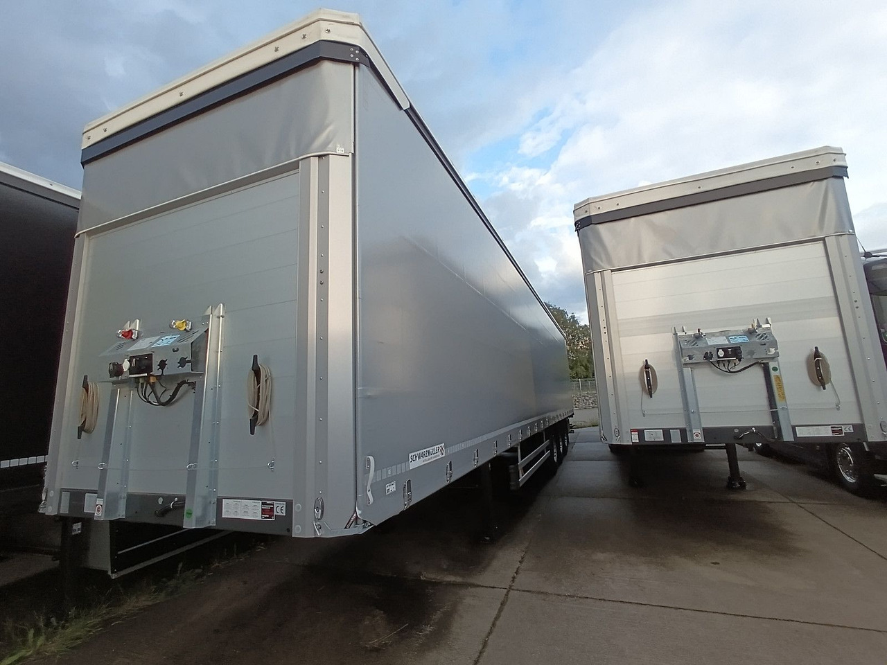 Schwarzmüller PowerLine LIFT/LENKACHSE HUBDACH 5880kg NEU Schwarzmüller PowerLine LIFT/LENKACHSE HUBDACH 5880kg NEU - Semi-reboque de lona: foto 3 Schwarzmüller PowerLine LIFT/LENKACHSE HUBDACH 5880kg NEU Schwarzmüller PowerLine LIFT/LENKACHSE HUBDACH 5880kg NEU - Semi-reboque de lona: foto 3